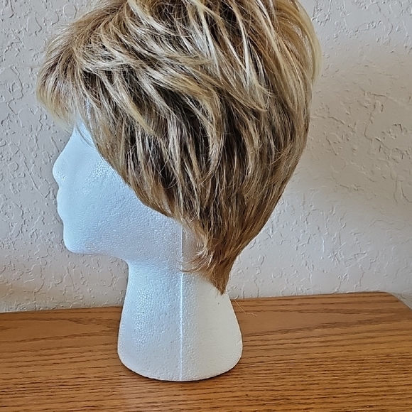 Hairdo Elegant Light Brown Women's Wig - Picture 4 of 5